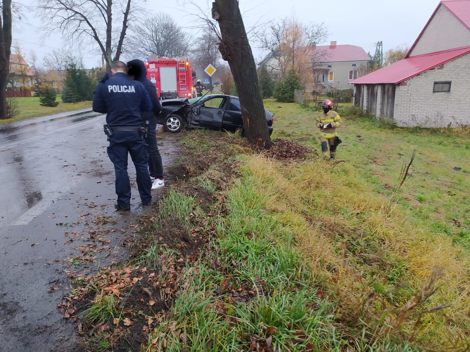 Seat wypadł z drogi i uderzył bokiem w drzewo (zdjęcia)