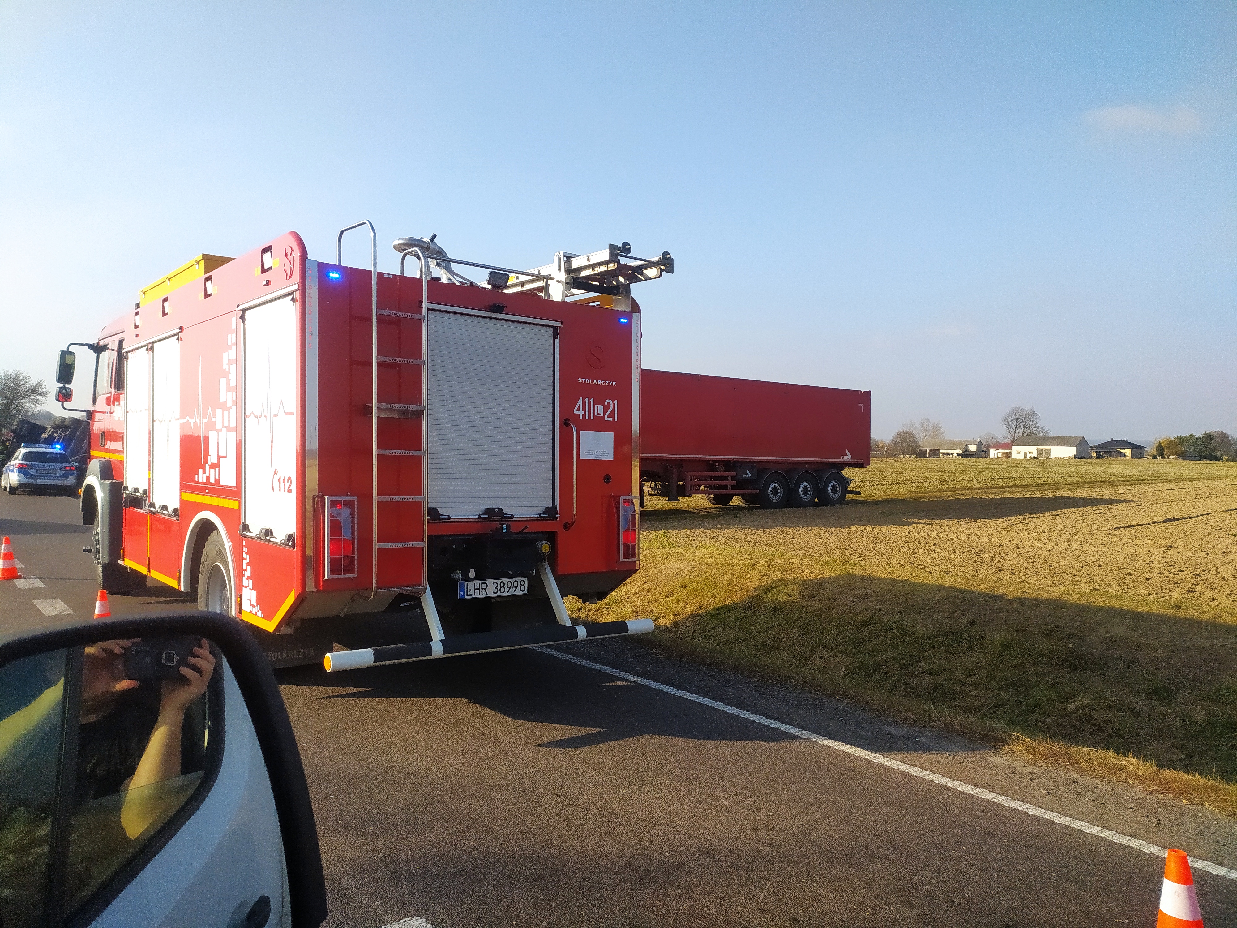 Częściowo zablokowana trasa Zamość – Hrubieszów przez przewrócony pojazd ciężarowy (zdjęcia)