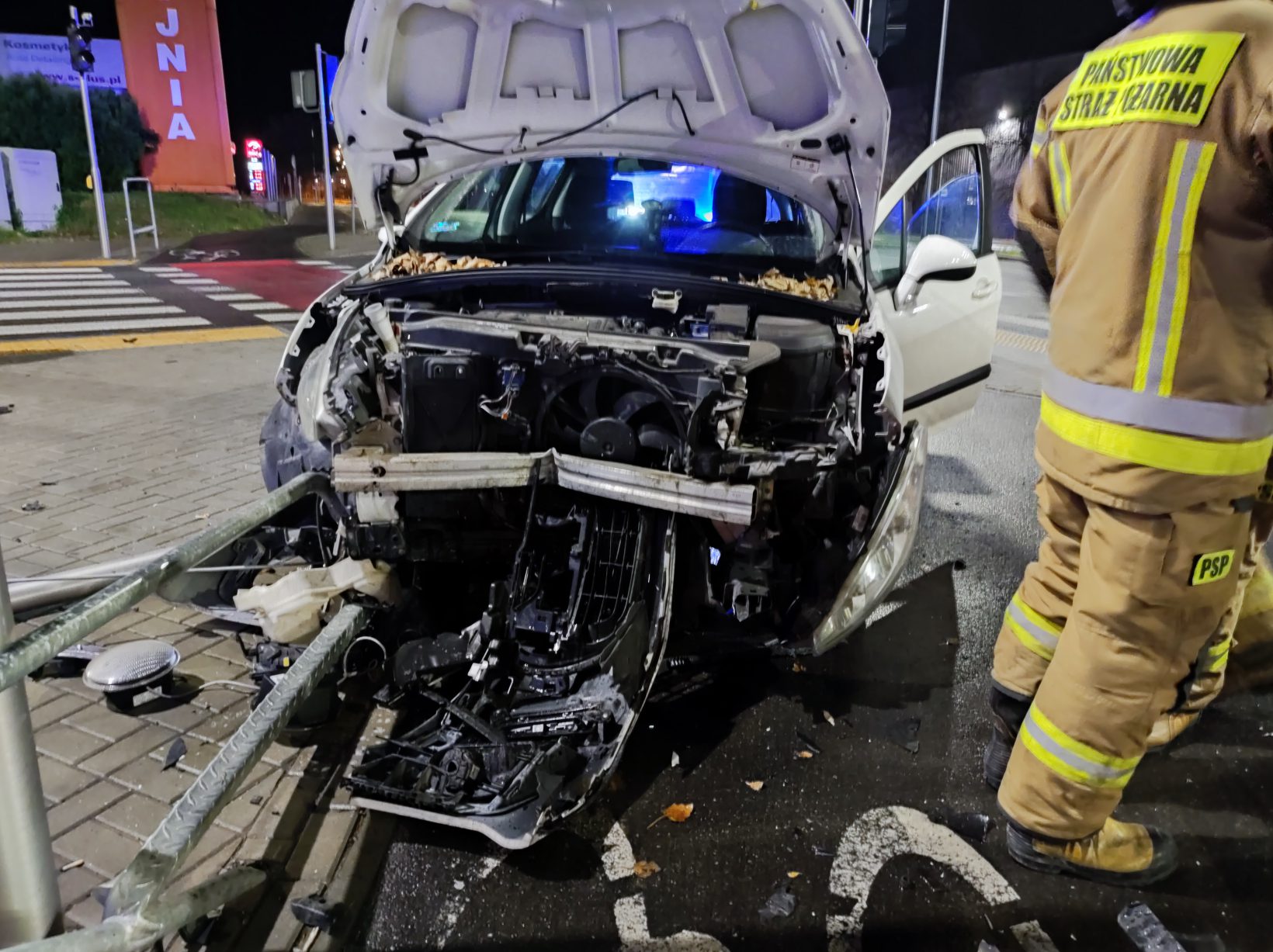 Młody kierowca stracił panowanie nad pojazdem. Peugeot uderzył w słup sygnalizacji świetlnej (zdjęcia)