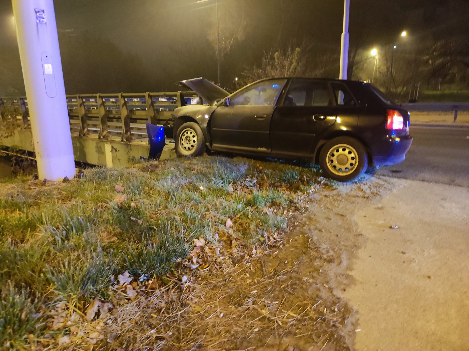 Audi wbiło się w bariery na moście. Kierowca twierdził, że zapatrzył się na radiowóz (zdjęcia)
