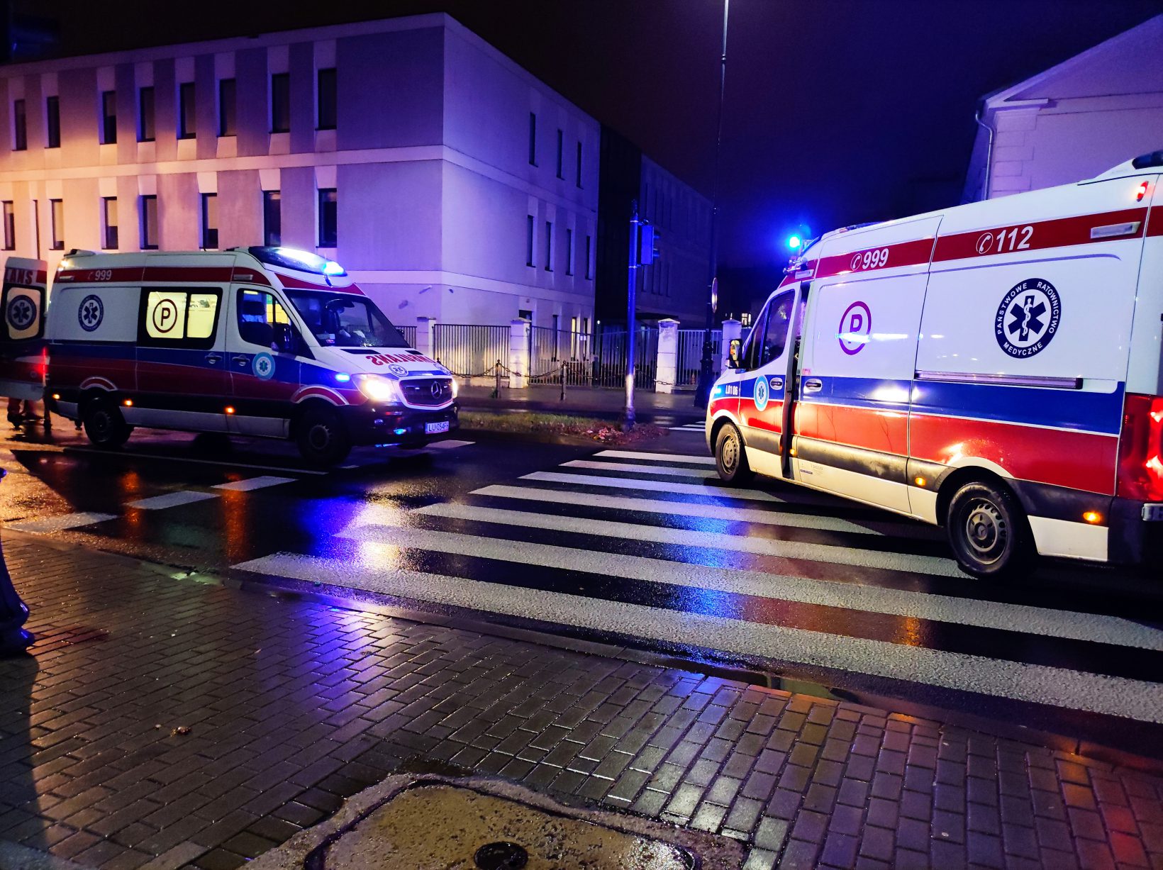 Nocne zderzenie citroena z audi w centrum Lublina. Dwie osoby zostały ranne (zdjęcia)