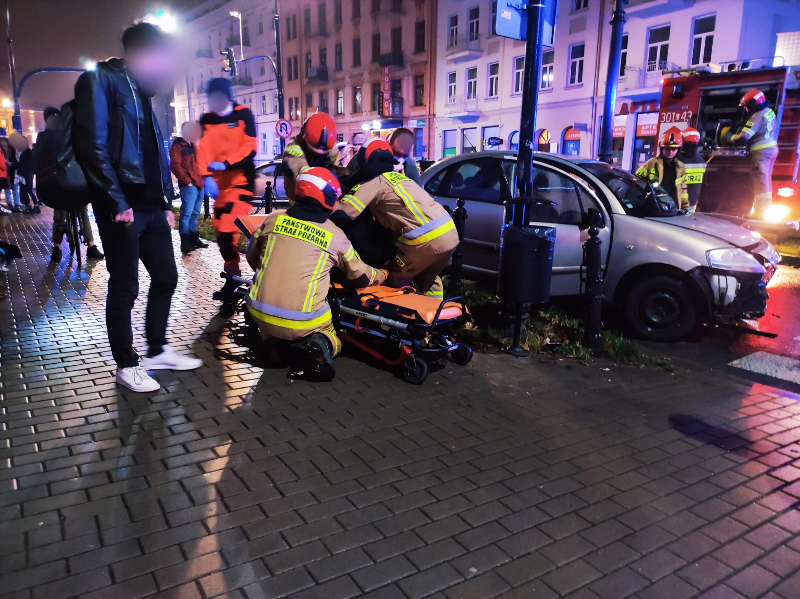 Nocne zderzenie citroena z audi w centrum Lublina. Dwie osoby zostały ranne (zdjęcia)