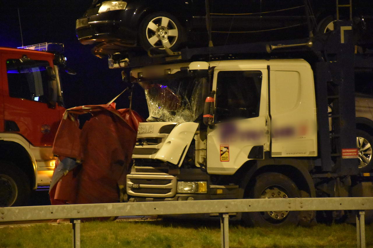 Nieustąpienie pierwszeństwa przyczyną zderzenia dwóch ciężarówek na S17 (zdjęcia)
