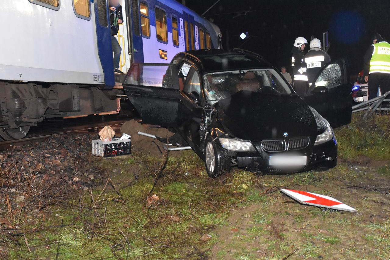 Wsiadł za kierownicę BMW i doprowadził do zderzenia z pociągiem. Nie posiada uprawnień (zdjęcia)