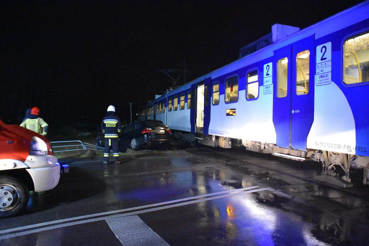 Zderzenie pociągu z BMW. Droga jest zablokowana, na miejscu pracują służby ratunkowe (zdjęcia)