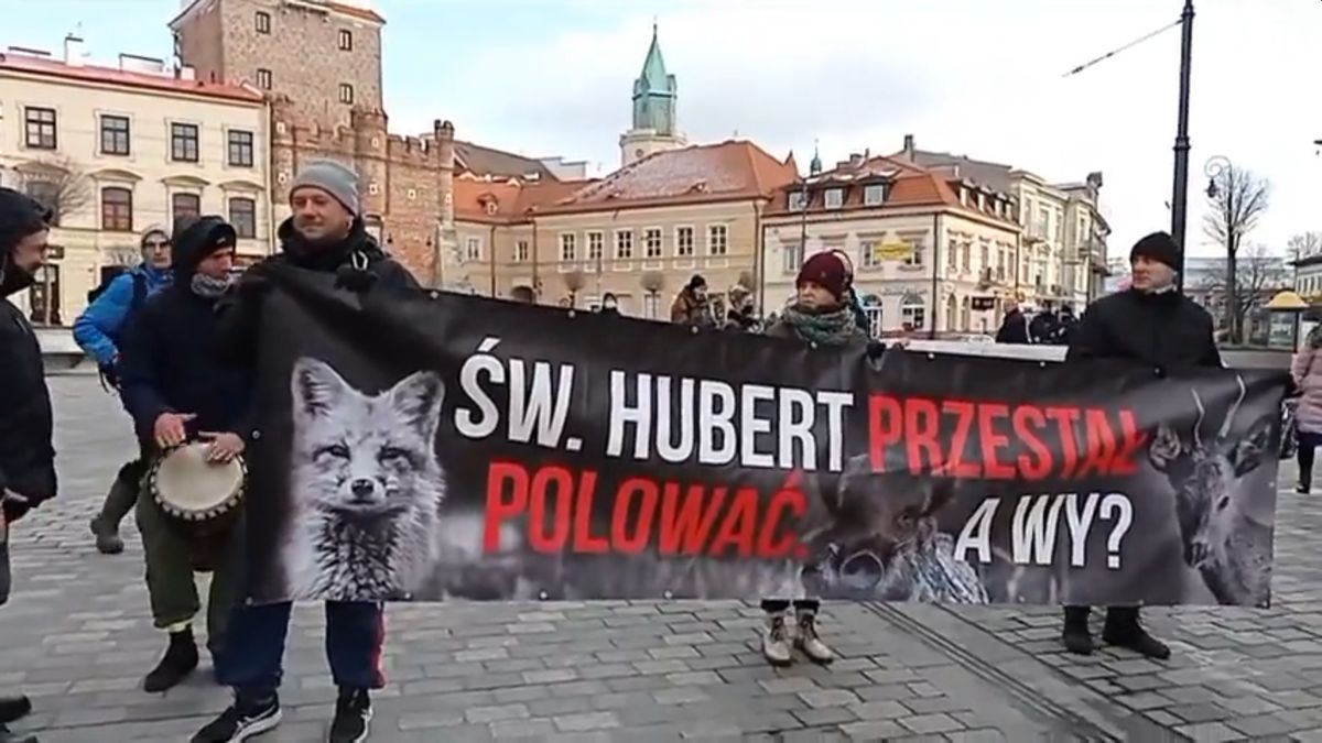 W Lublinie pikietowali członkowie Ruchu Antyłowieckiego: „Myśliwi zagrożeniem dla społeczeństwa” (zdjęcia)