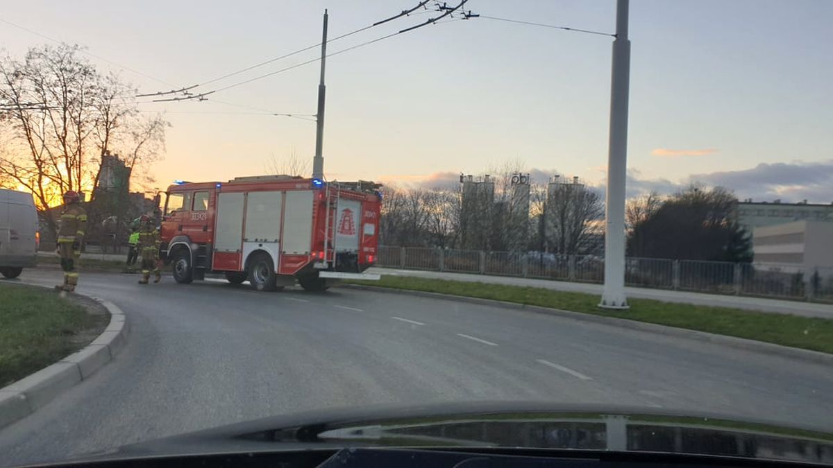 Ciężarówka zgubiła ładunek na rondzie. Trwa sprzątanie ulicy, są utrudnienia w ruchu (zdjęcia)