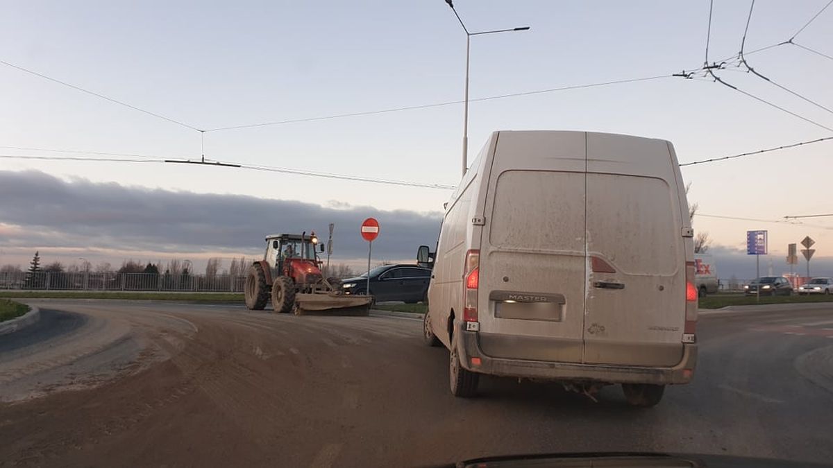 Ciężarówka zgubiła ładunek na rondzie. Trwa sprzątanie ulicy, są utrudnienia w ruchu (zdjęcia)