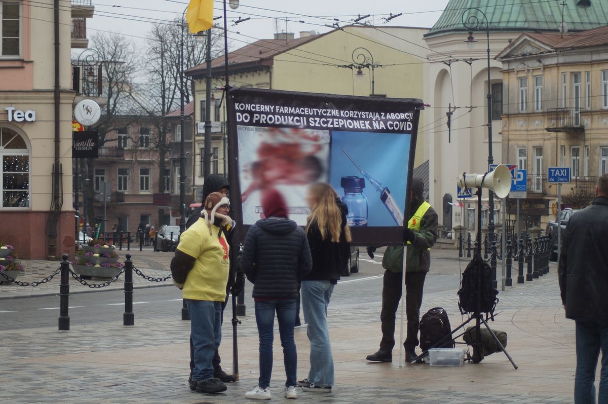 Kontrowersyjny baner na lubelskim deptaku. Poseł zapowiada, że będzie dążył do ukarania uczestników akcji (zdjęcia)