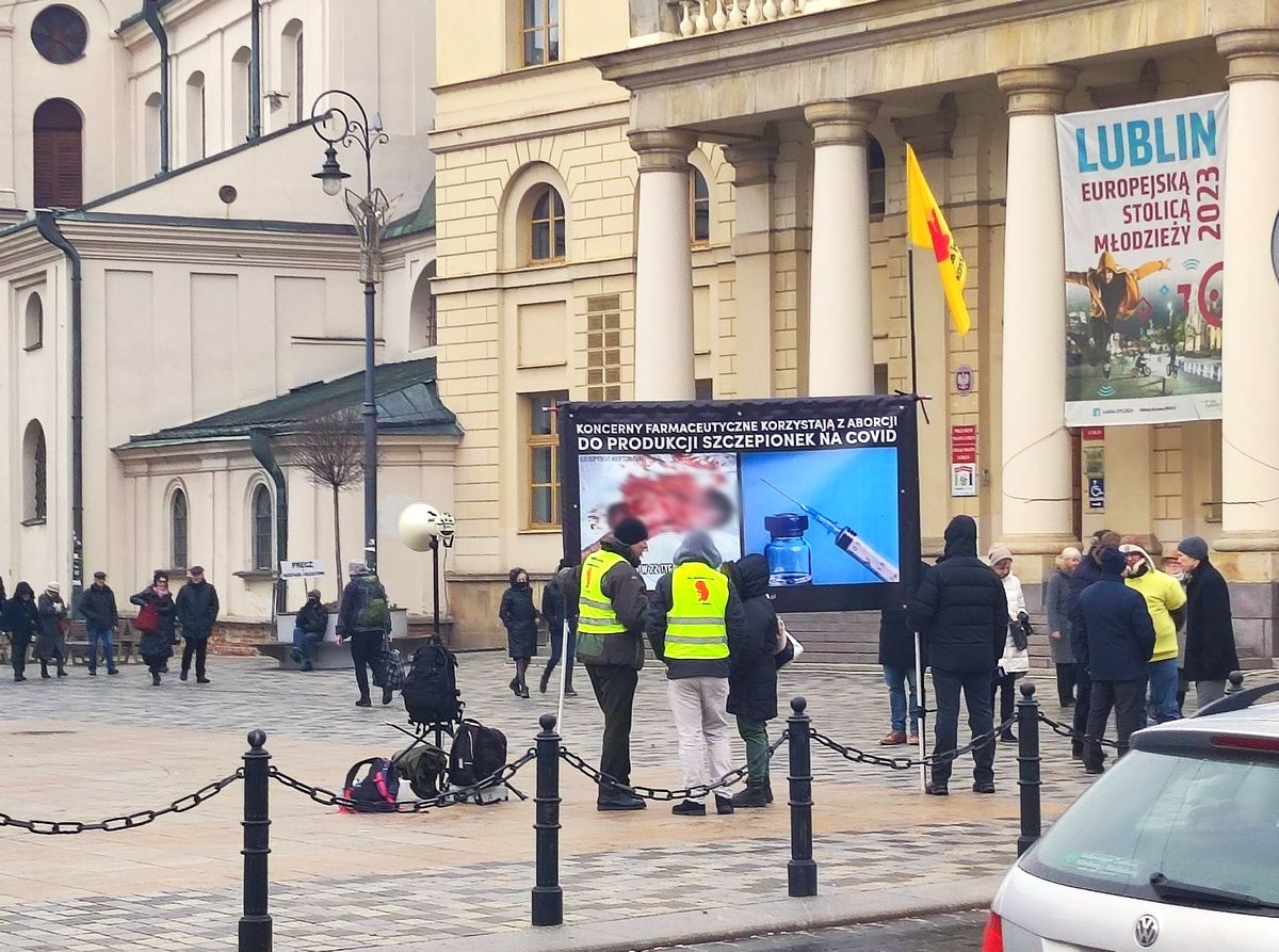 Kontrowersyjny baner na lubelskim deptaku. Poseł zapowiada, że będzie dążył do ukarania uczestników akcji (zdjęcia)