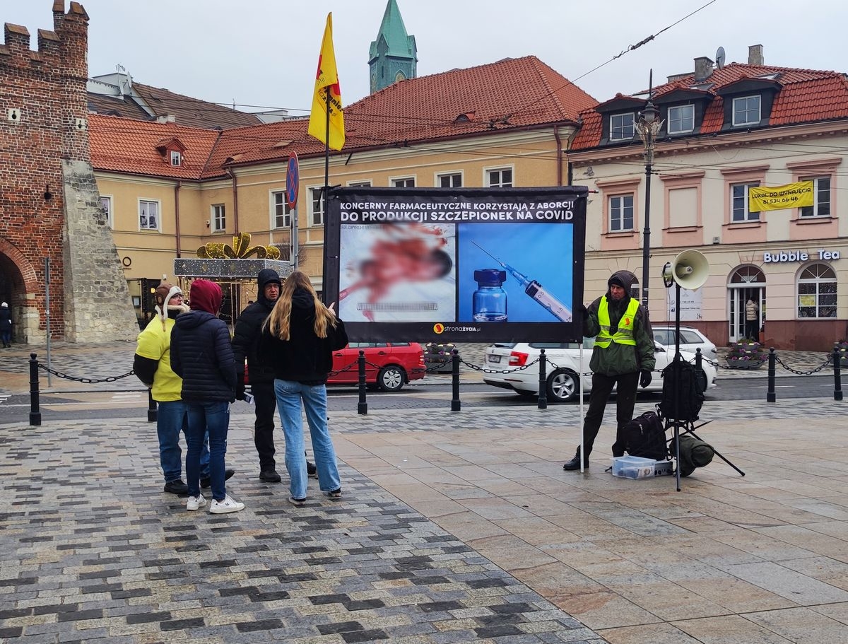 Kontrowersyjny baner na lubelskim deptaku. Poseł zapowiada, że będzie dążył do ukarania uczestników akcji (zdjęcia)