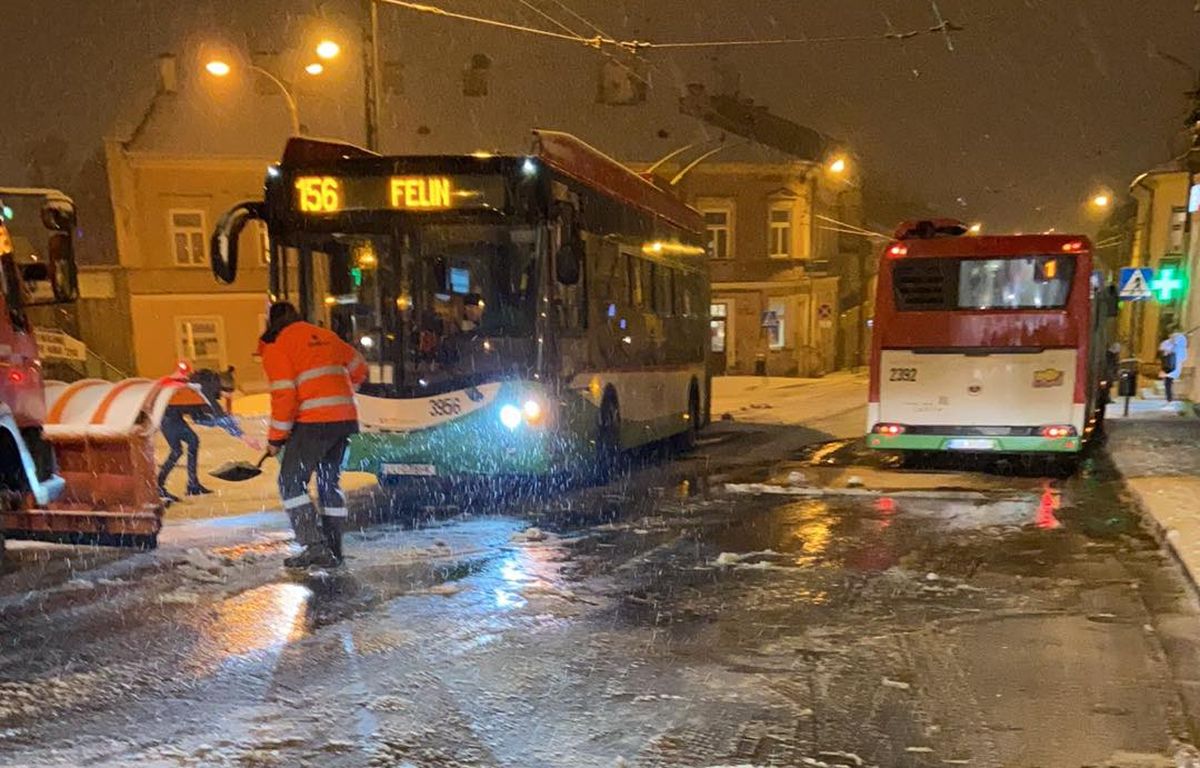 Na drogach zrobiło się biało. Na wielu trasach są utrudnienia w ruchu, doszło do wysypu kolizji (zdjęcia)