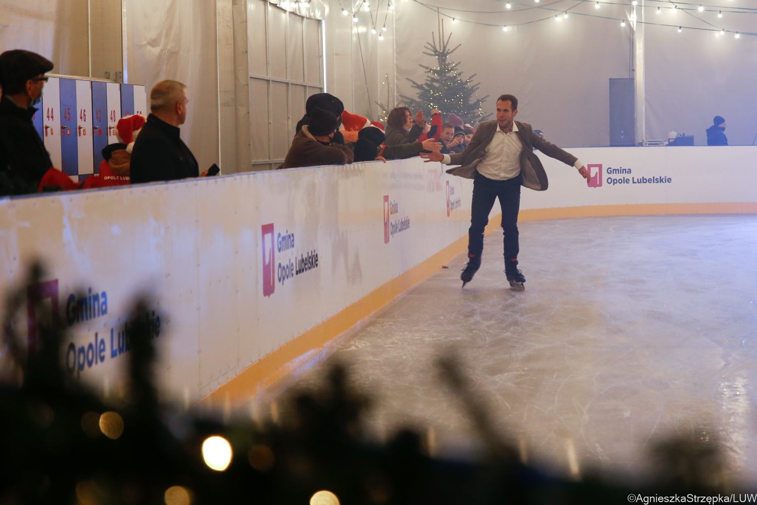 Zimą lodowisko, od wiosny do jesieni kort tenisowy. Nowy obiekt sportowy już otwarty (zdjęcia)