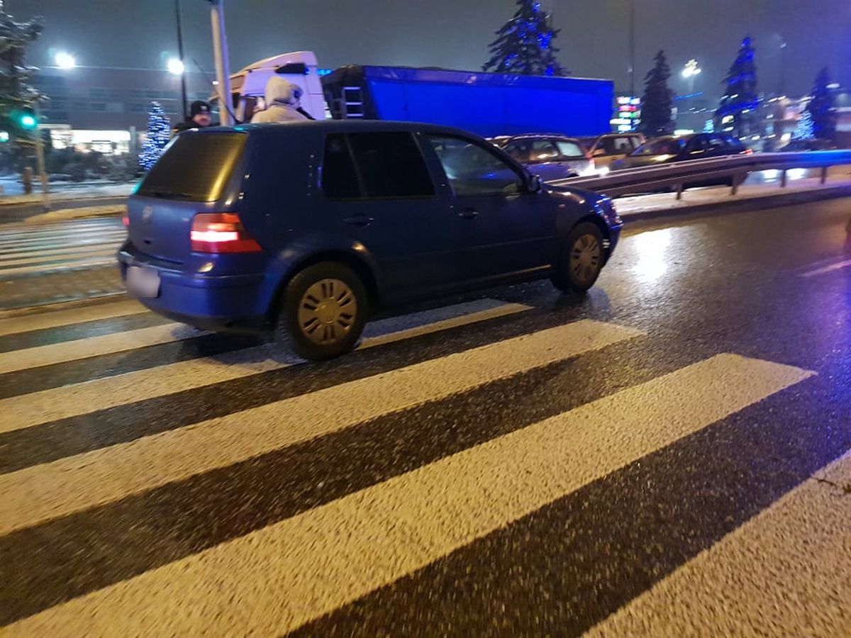 Kolejny wypadek na przejściu dla pieszych. Kobieta została potrącona przez volkswagena (zdjęcia)