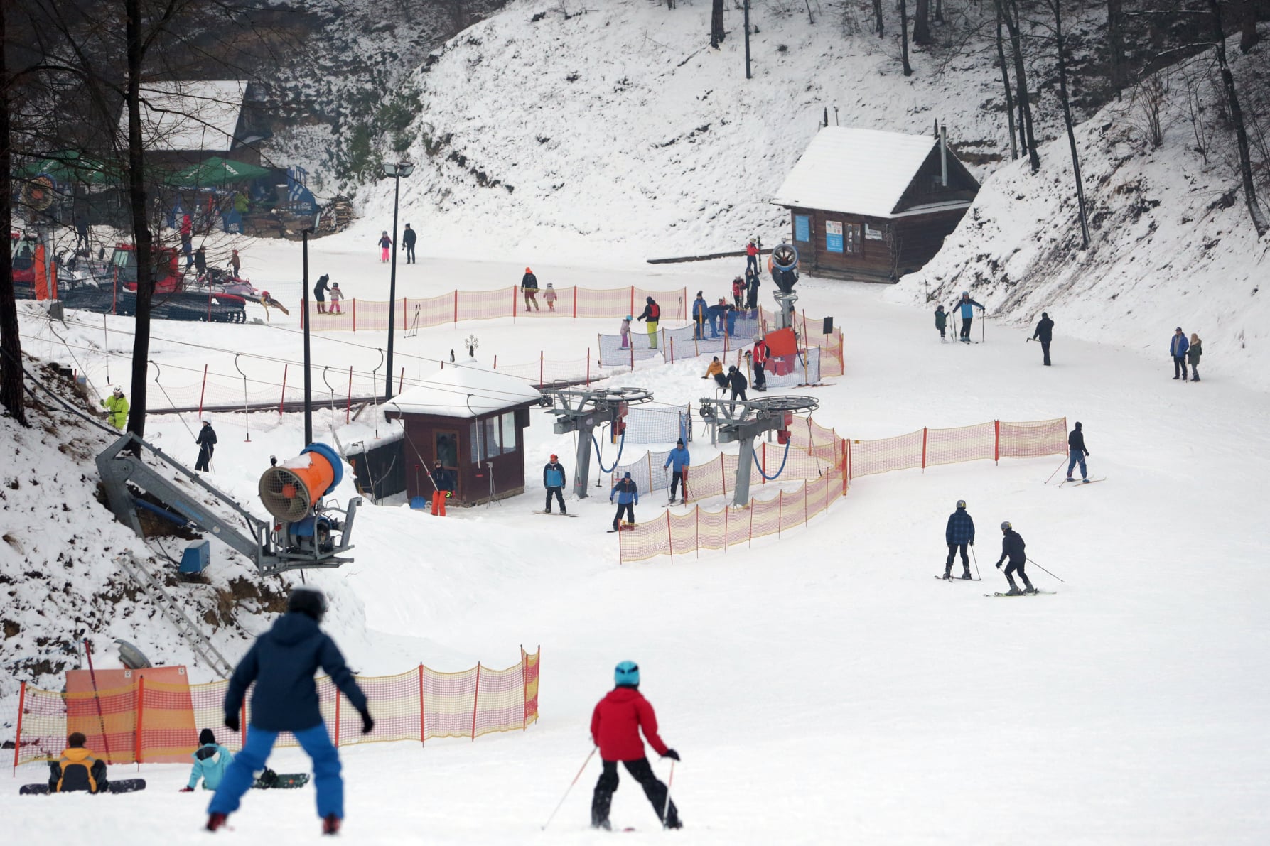 Pierwsze stoki już otwarte, narciarzy nie brakuje. Wielu z nich czekało na to wiele miesięcy (zdjęcia)