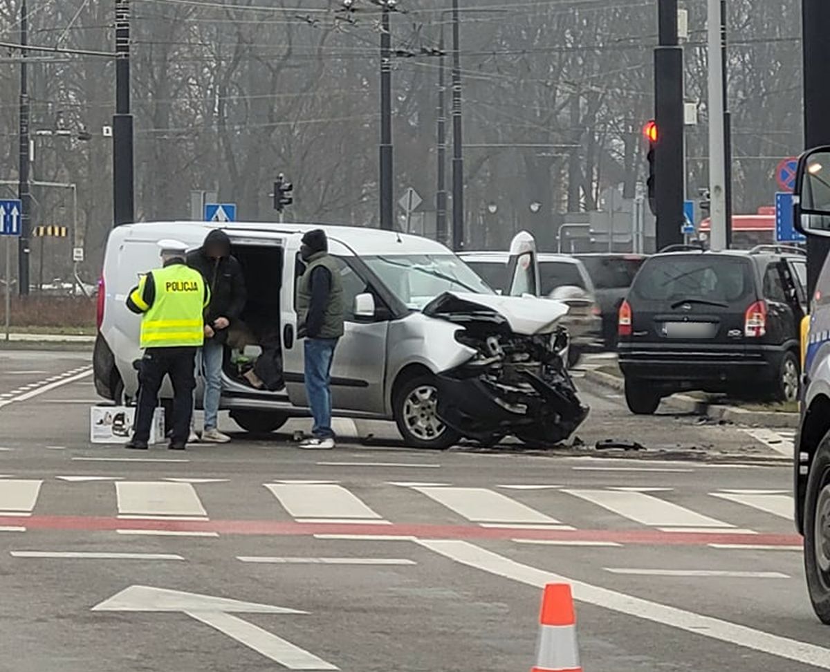 Nie spojrzał na światła, zderzył się z fiatem. Dwie osoby ranne w wypadku w Lublinie (zdjęcia)
