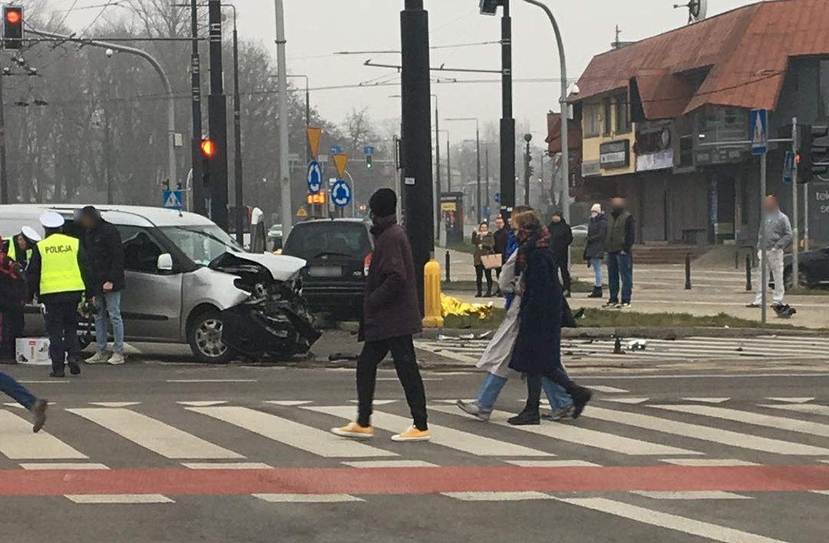 Nie spojrzał na światła, zderzył się z fiatem. Dwie osoby ranne w wypadku w Lublinie (zdjęcia)