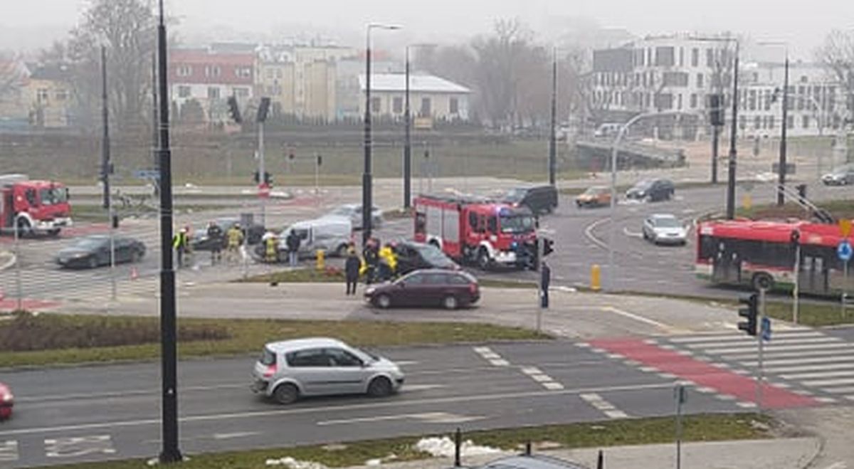 Nie spojrzał na światła, zderzył się z fiatem. Dwie osoby ranne w wypadku w Lublinie (zdjęcia)