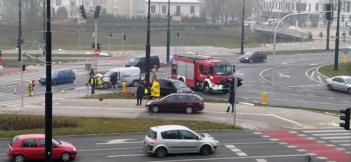 Nie spojrzał na światła, zderzył się z fiatem. Dwie osoby ranne w wypadku w Lublinie (zdjęcia)