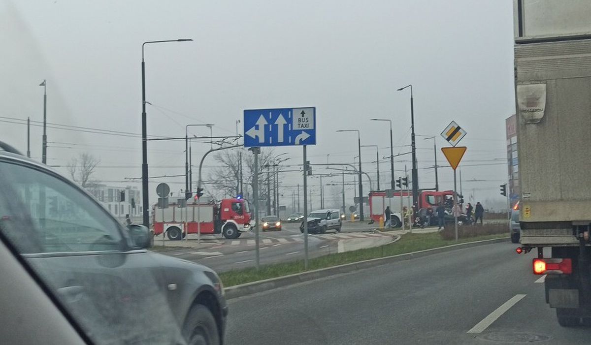 Nie spojrzał na światła, zderzył się z fiatem. Dwie osoby ranne w wypadku w Lublinie (zdjęcia)