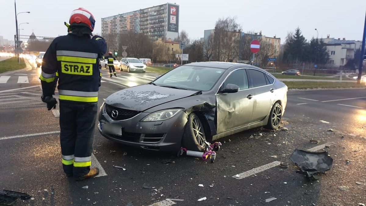 Zderzenie mazdy z subaru na rondzie przy Makro. Obywatel Ukrainy zlekceważył oznakowanie (zdjęcia)