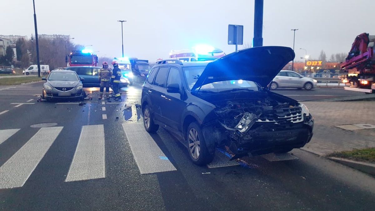 Zderzenie mazdy z subaru na rondzie przy Makro. Obywatel Ukrainy zlekceważył oznakowanie (zdjęcia)