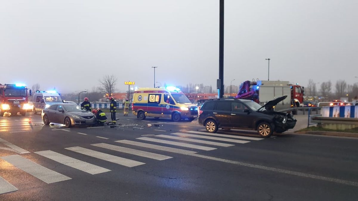 Zderzenie mazdy z subaru na rondzie przy Makro. Obywatel Ukrainy zlekceważył oznakowanie (zdjęcia)