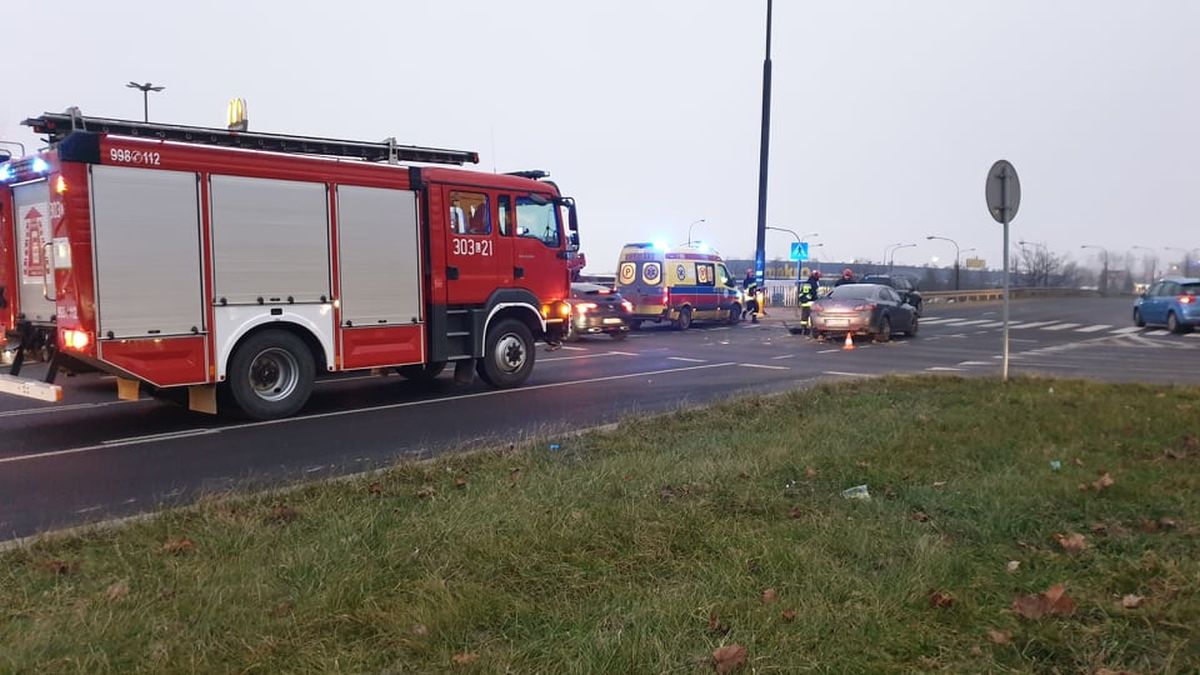 Zderzenie mazdy z subaru na rondzie przy Makro. Obywatel Ukrainy zlekceważył oznakowanie (zdjęcia)