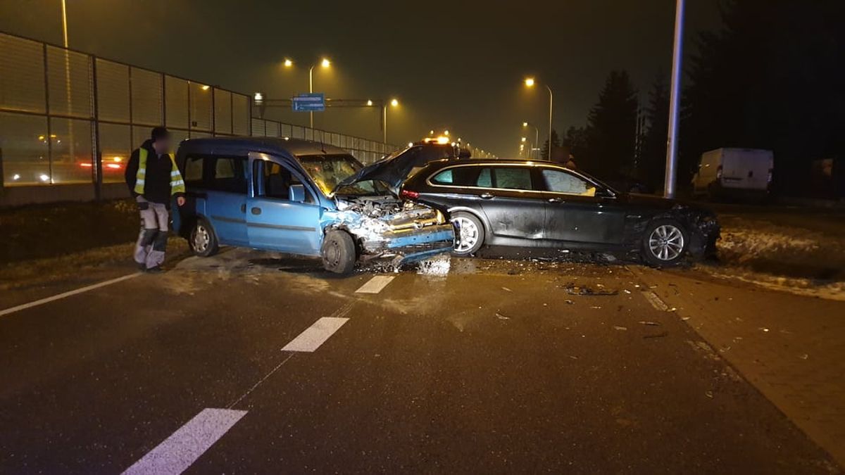 Skręcał w lewo, nie zauważył jadącego z naprzeciwka auta. BMW zderzyło się z oplem (zdjęcia)