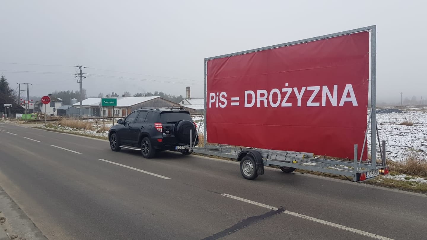 Po województwie lubelskim jeżdżą lawety z hasłem „PiS=drożyzna”. To akcja posłów KO (zdjęcia)