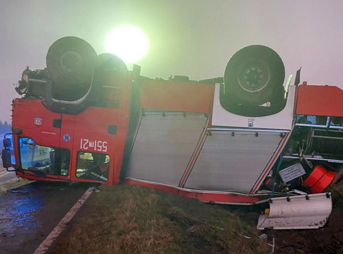 Jechali do pożaru, wpadli w poślizg i dachowali. Strażacy bez poważnych obrażeń (zdjęcia)