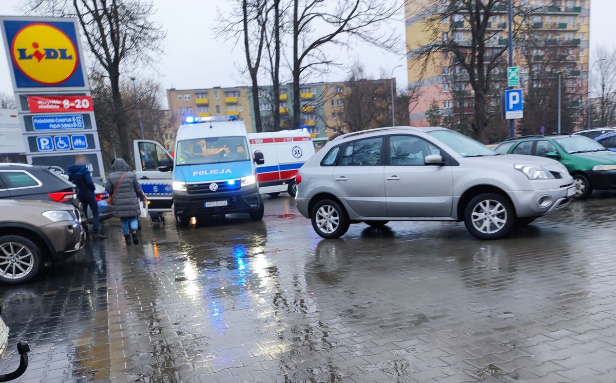 Potrącenie kobiety na parkingu przed Lidlem. Na miejscu pracują policjanci (zdjęcia)