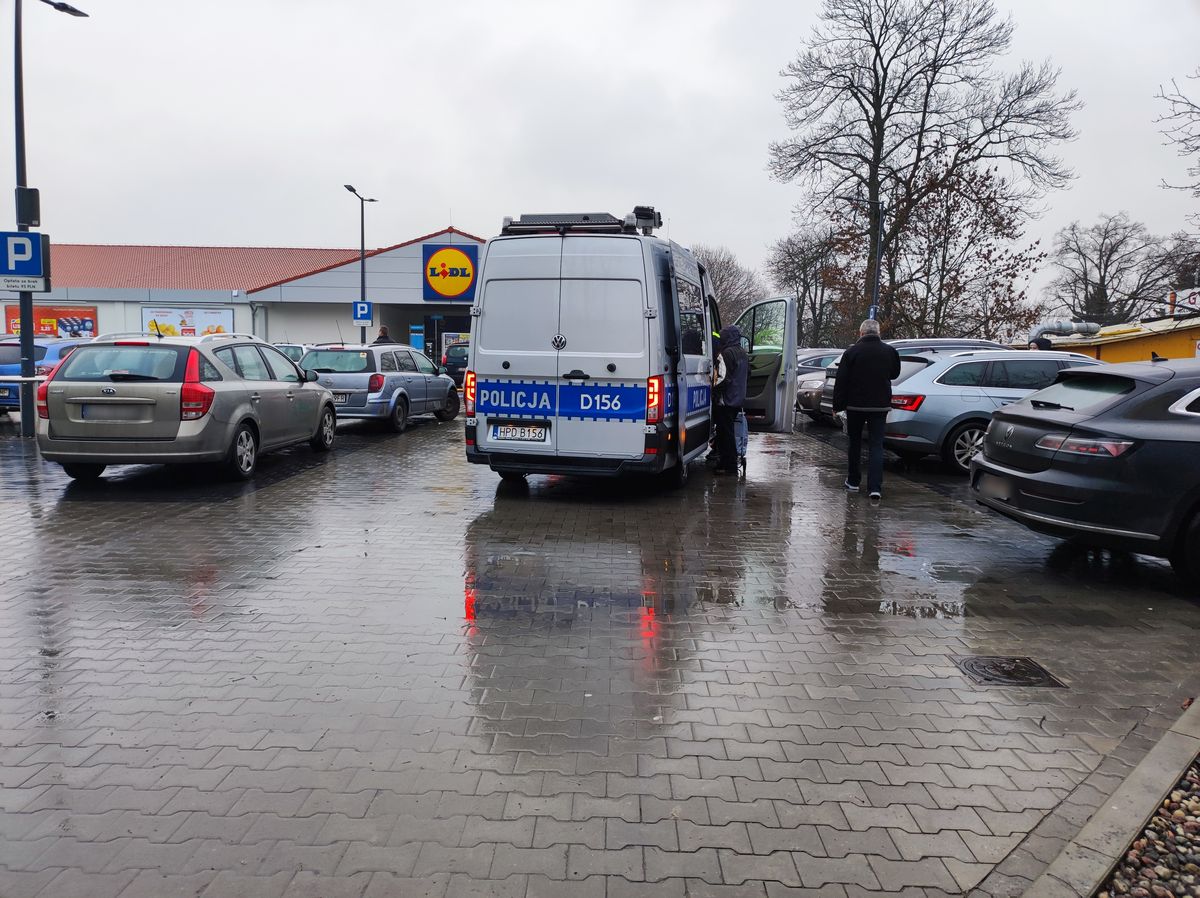 Potrącenie kobiety na parkingu przed Lidlem. Na miejscu pracują policjanci (zdjęcia)