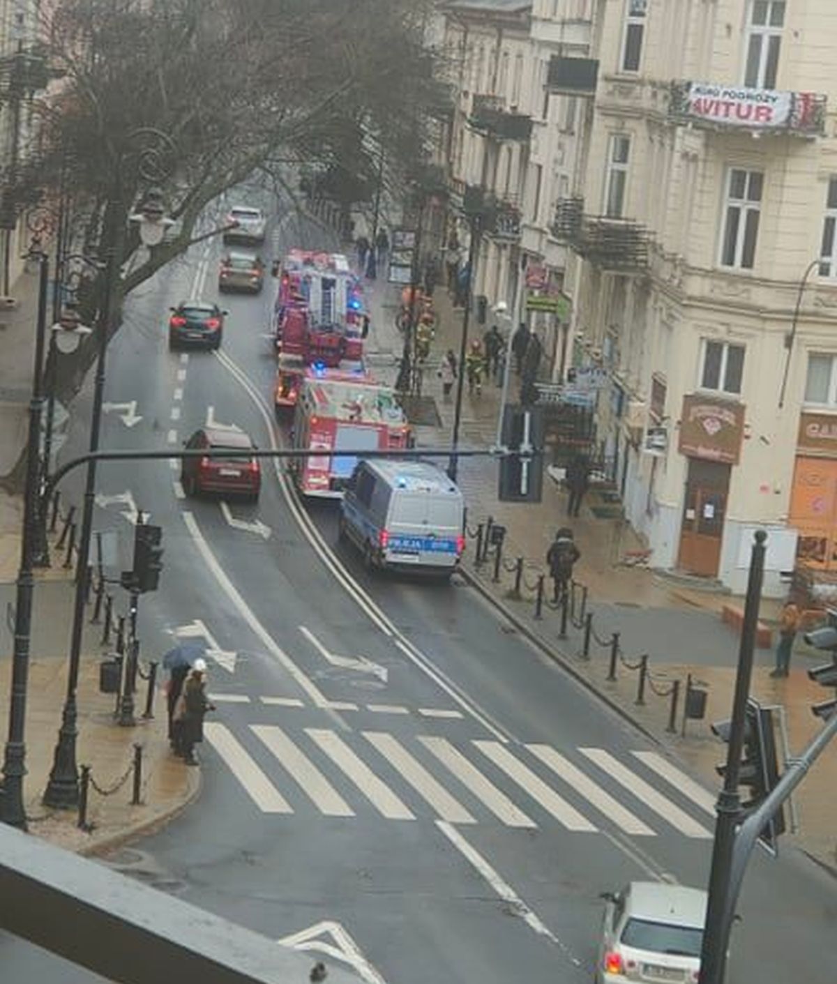 Strażacy, ratownicy medyczni i policjanci w kamienicy w centrum Lublina.  W mieszkaniu zapaliła się wersalka (zdjęcia)