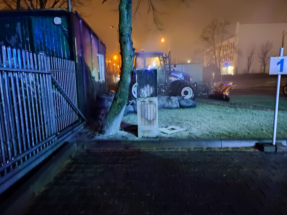 Pożar w Wojewódzkim Ośrodku Ruchu Drogowego. Strażacy zaalarmowani o płonącym aucie (zdjęcia)