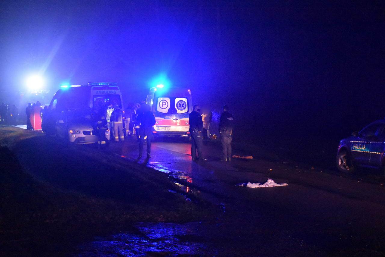 Tragedia na lokalnej drodze. Dwie młode kobiety wracające z ogniska zginęły potrącone przez volkswagena (zdjęcia)