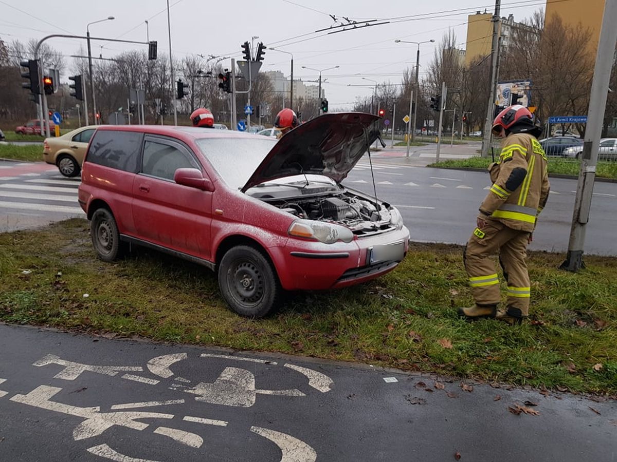 Honda zapaliła się w trakcie jazdy. Na pomoc ruszyli świadkowie z gaśnicami (zdjęcia, wideo)