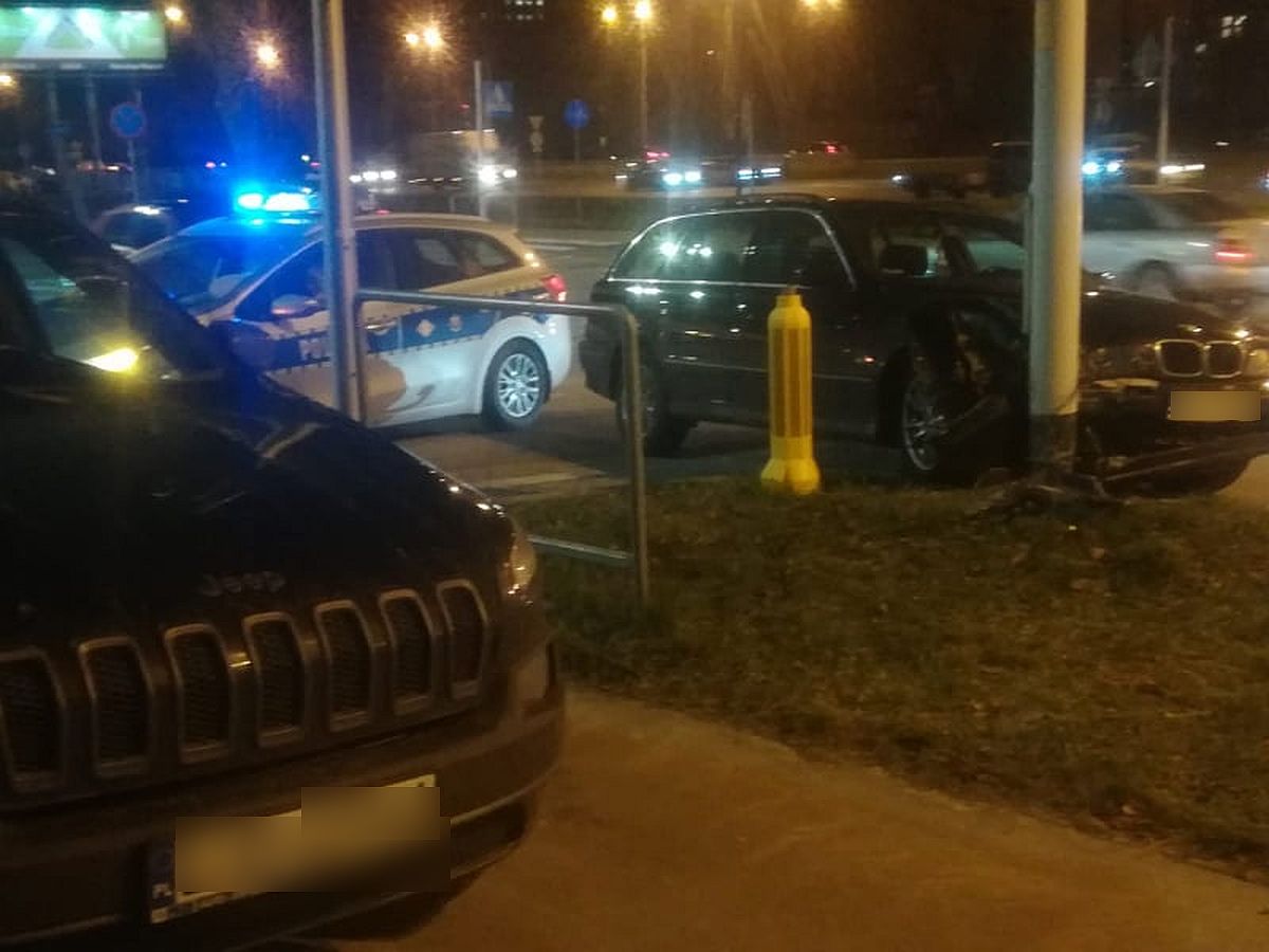 Zderzenie jeepa z BMW na skrzyżowaniu. Obaj kierowcy twierdzą, że mieli zielone światło (zdjęcia)