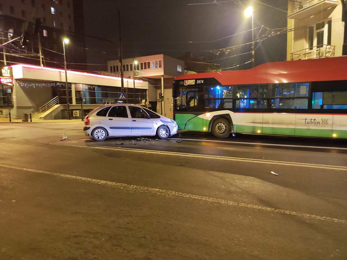 Nie spojrzała na znaki. Zderzyła się z dwiema toyotami i trolejbusem (zdjęcia)