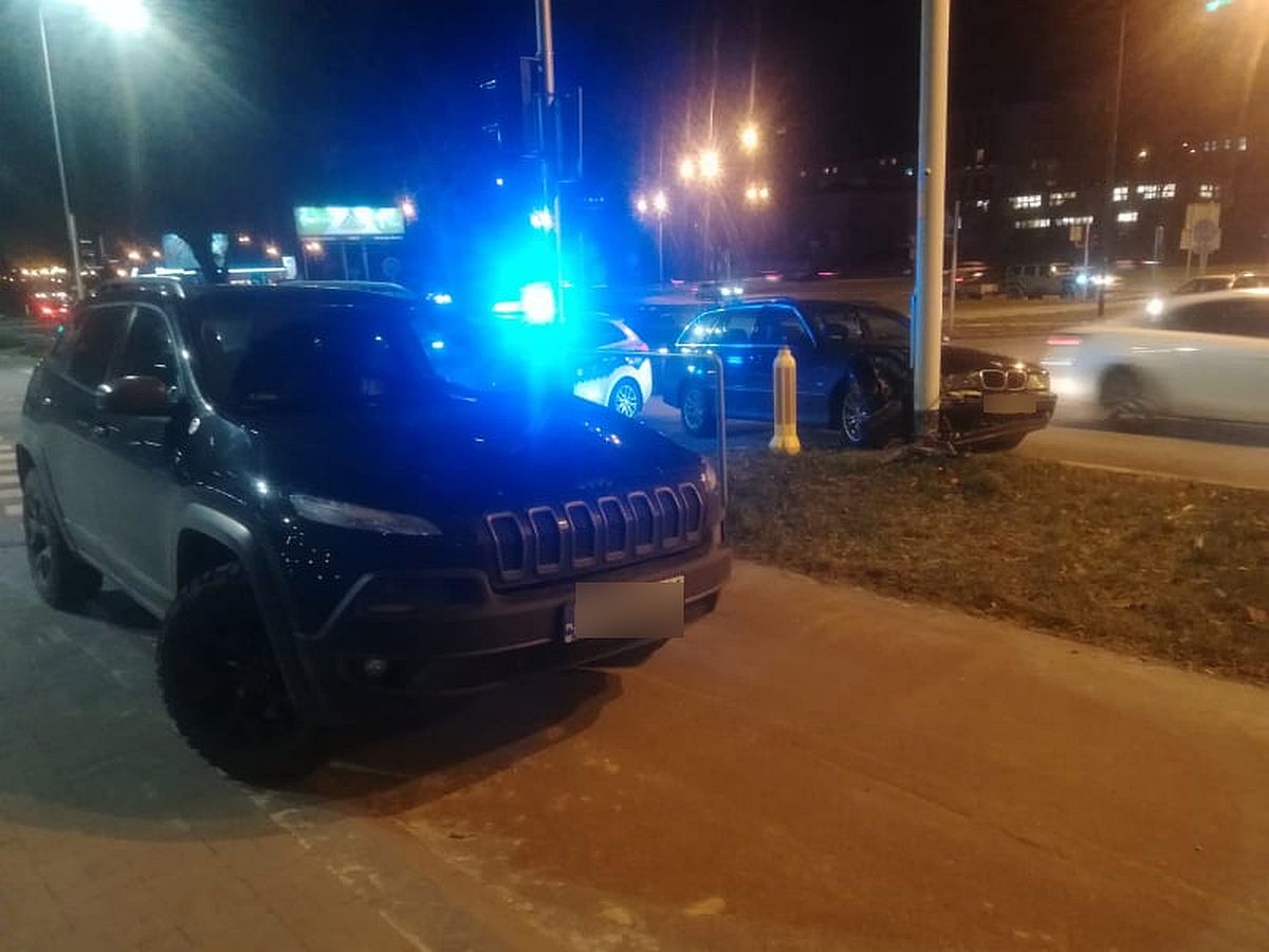 Zderzenie jeepa z BMW na skrzyżowaniu. Obaj kierowcy twierdzą, że mieli zielone światło (zdjęcia)