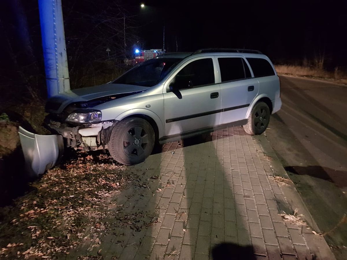 Na łuku jezdni opel uderzył w słup latarni. Kobieta trafiła do szpitala (zdjęcia)