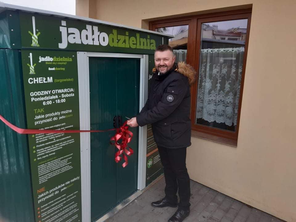 Na chełmskim targowisku ustawiono specjalną lodówkę. Przeznaczona jest na nadwyżki jedzenia (zdjęcia)