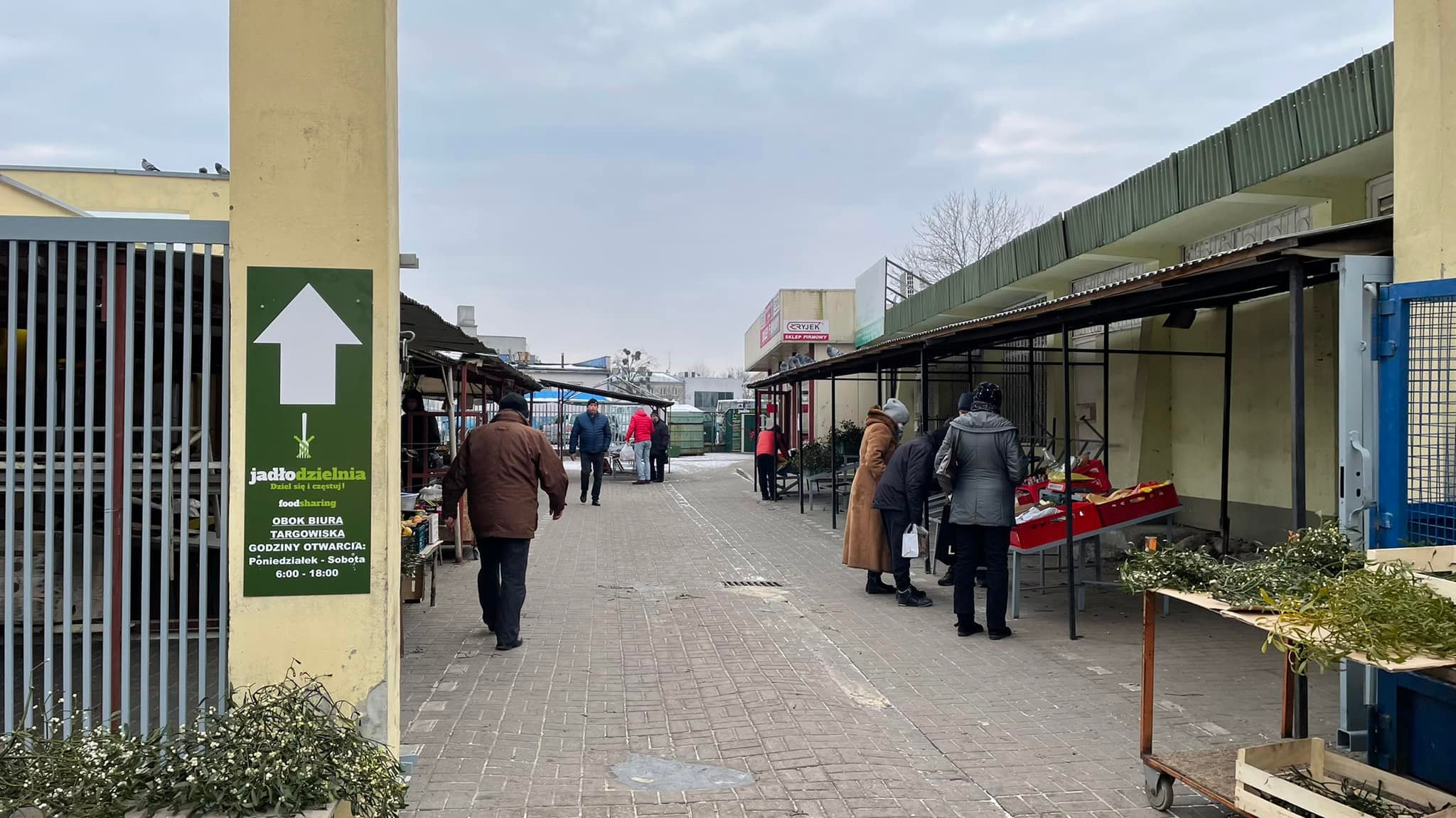 Na chełmskim targowisku ustawiono specjalną lodówkę. Przeznaczona jest na nadwyżki jedzenia (zdjęcia)