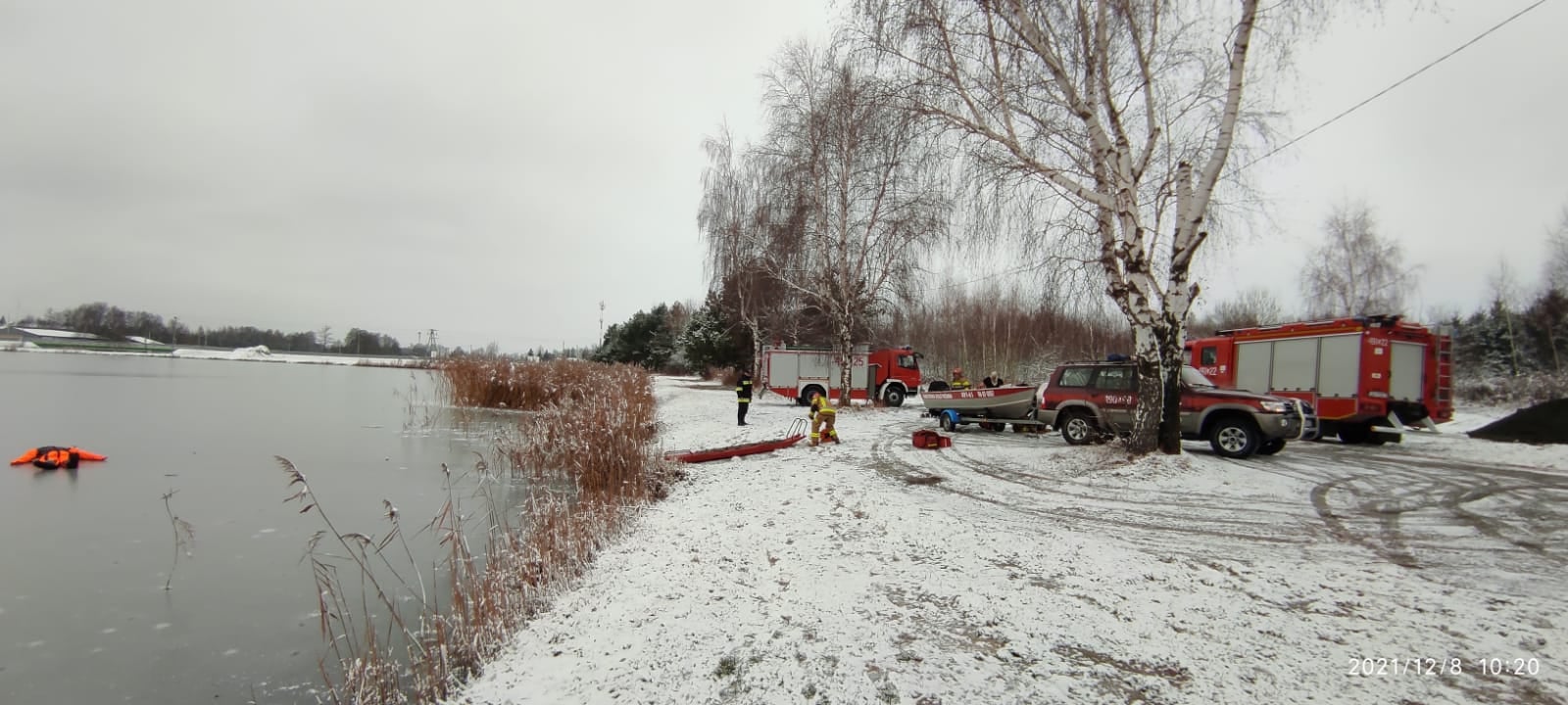 Strażacy szykują się na zimowe akcje ratunkowe. Mają nadzieję, że w tym sezonie pod nikim lód się nie załamie (zdjęcia)