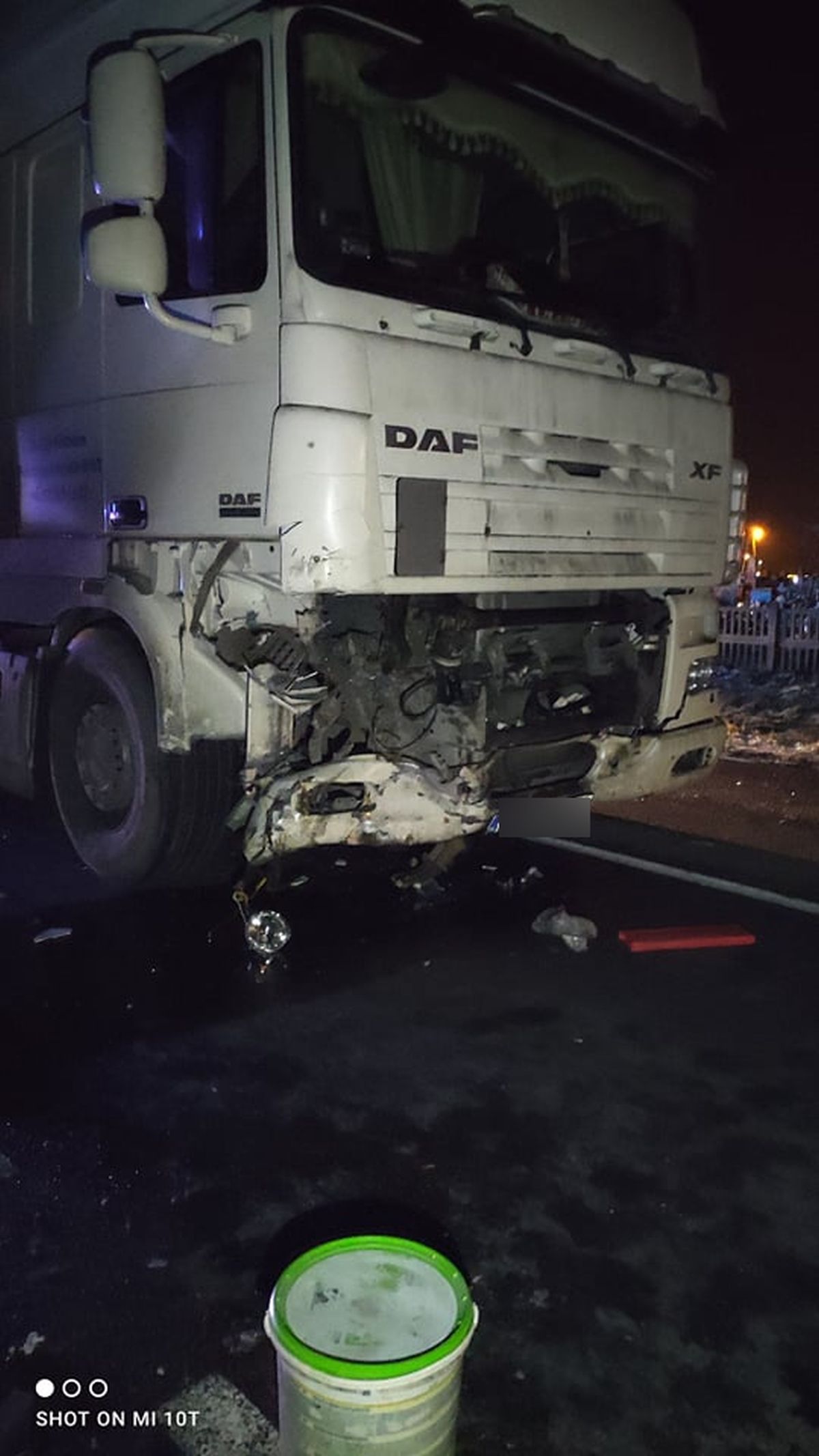 Czołowe zderzenie auta osobowego z ciężarówką. Jedna osoba trafiła do szpitala (zdjęcia)