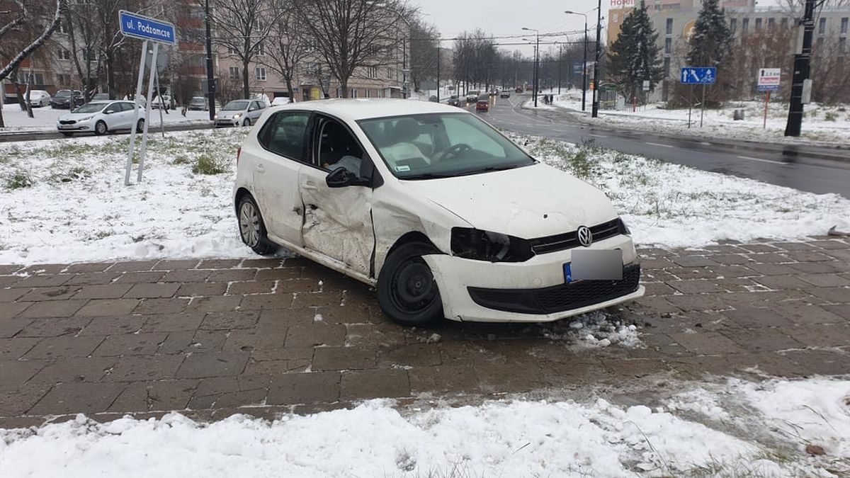 Kolejne zderzenie pojazdów na tym rondzie. Przyczyna znów ta sama (zdjęcia)