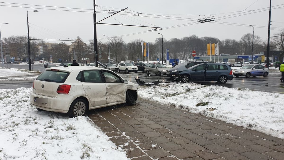 Kolejne zderzenie pojazdów na tym rondzie. Przyczyna znów ta sama (zdjęcia)