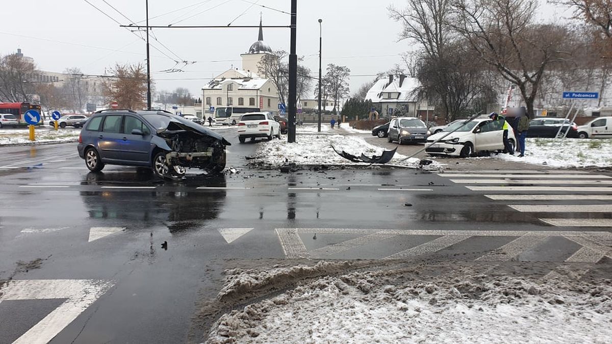 Kolejne zderzenie pojazdów na tym rondzie. Przyczyna znów ta sama (zdjęcia)