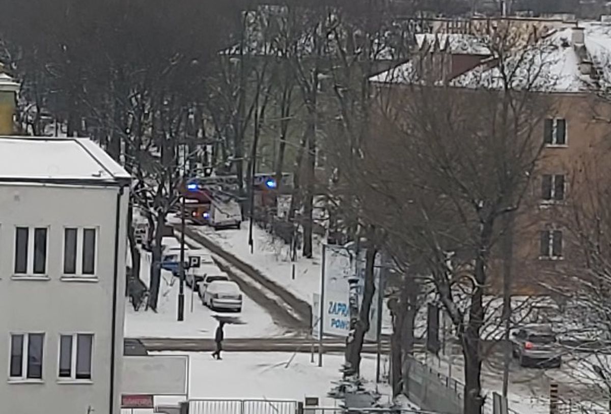 Pożar mieszkania na Bronowicach. Na pomoc ruszyli pracownicy Kom-Eko, wyciągnęli ze środka dwie osoby