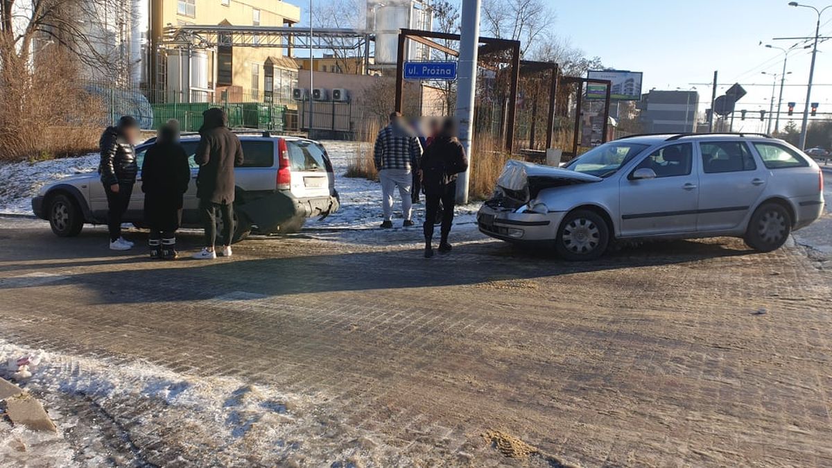 Wjechała w poruszające się przed nią volvo. Zderzenie dwóch aut w Lublinie (zdjęcia)